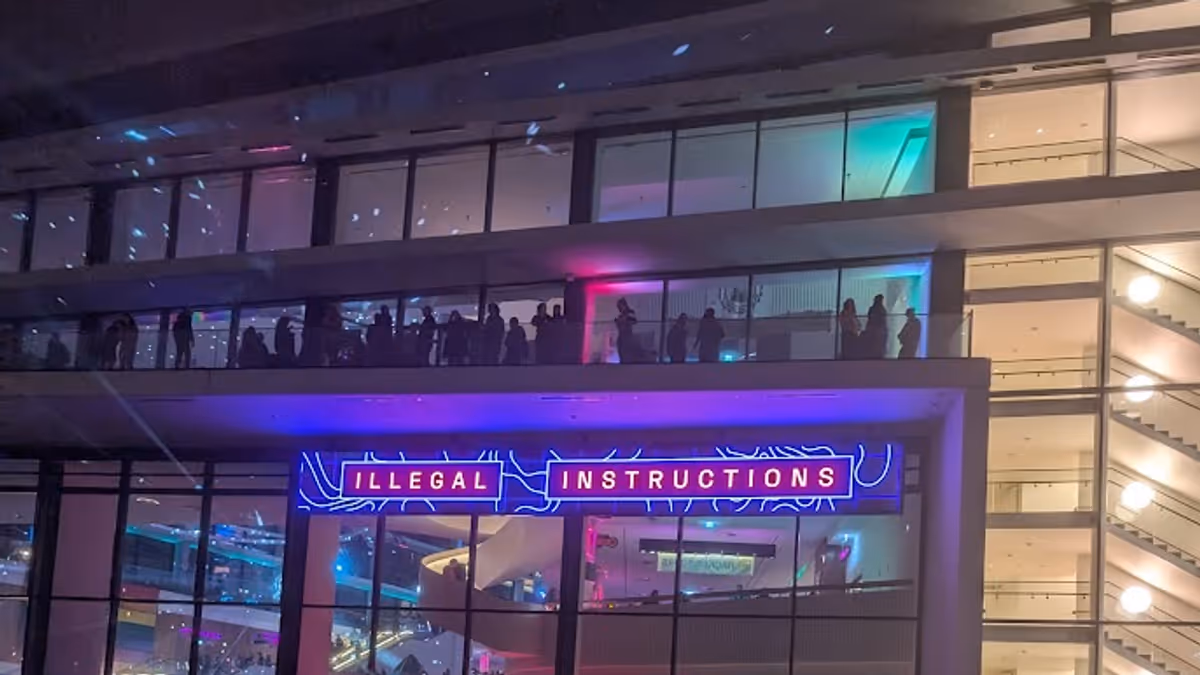 Der Eingang des CCH in Hamburg mit dem Motto des 38C3
