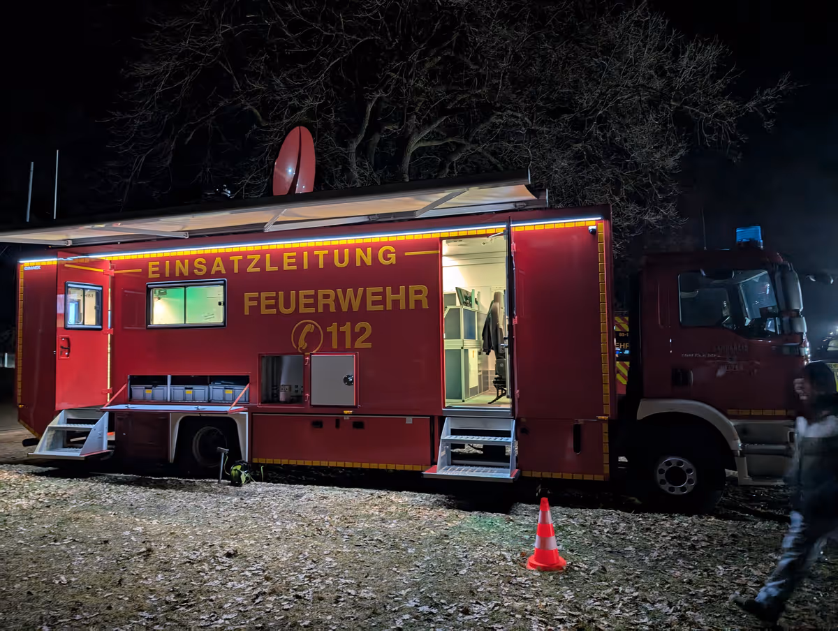 ELW2 mit Arbeitsplätzen und Satelittenschüssel