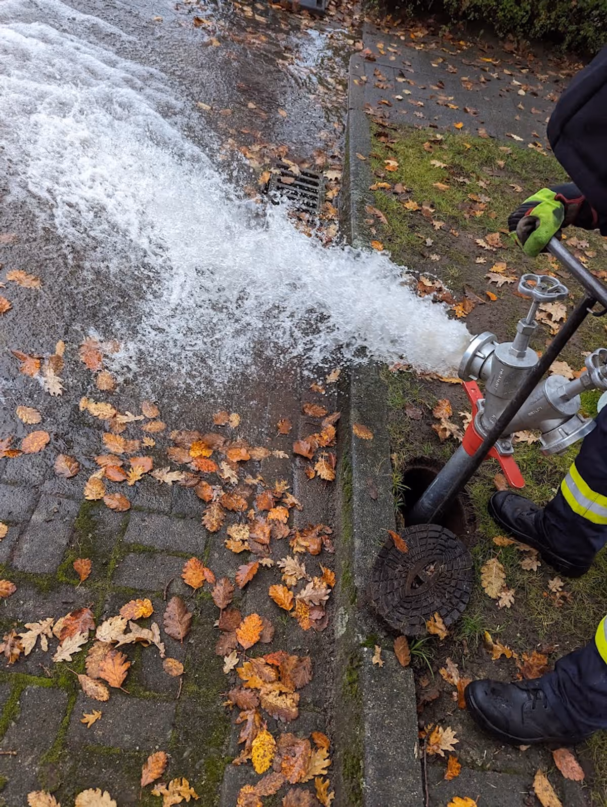 Ein Unterflurhydrant der ohne Spülkasten verwendet wird, da der Boden nicht aufgespült werden kann und keine umstehenden Autos beschädigt werden könnten. Außerdem kann das Wasser gut über den Abfluss abfließen.